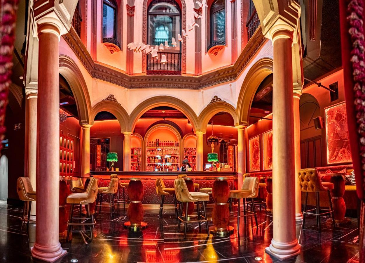 Hotel Lobby Sevilla Dış mekan fotoğraf The bar at the nightclub