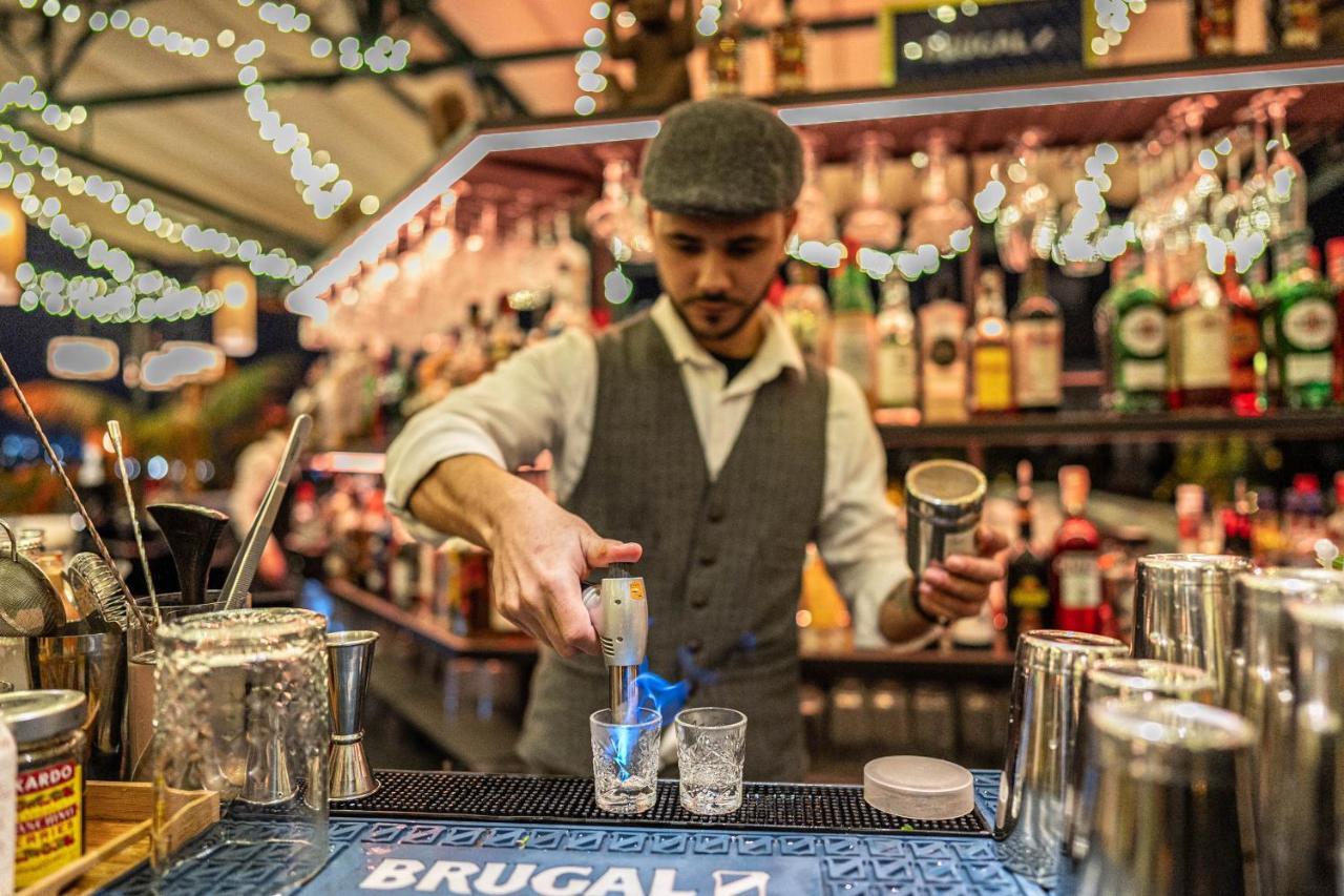 Hotel Lobby Sevilla Dış mekan fotoğraf A bartender at work