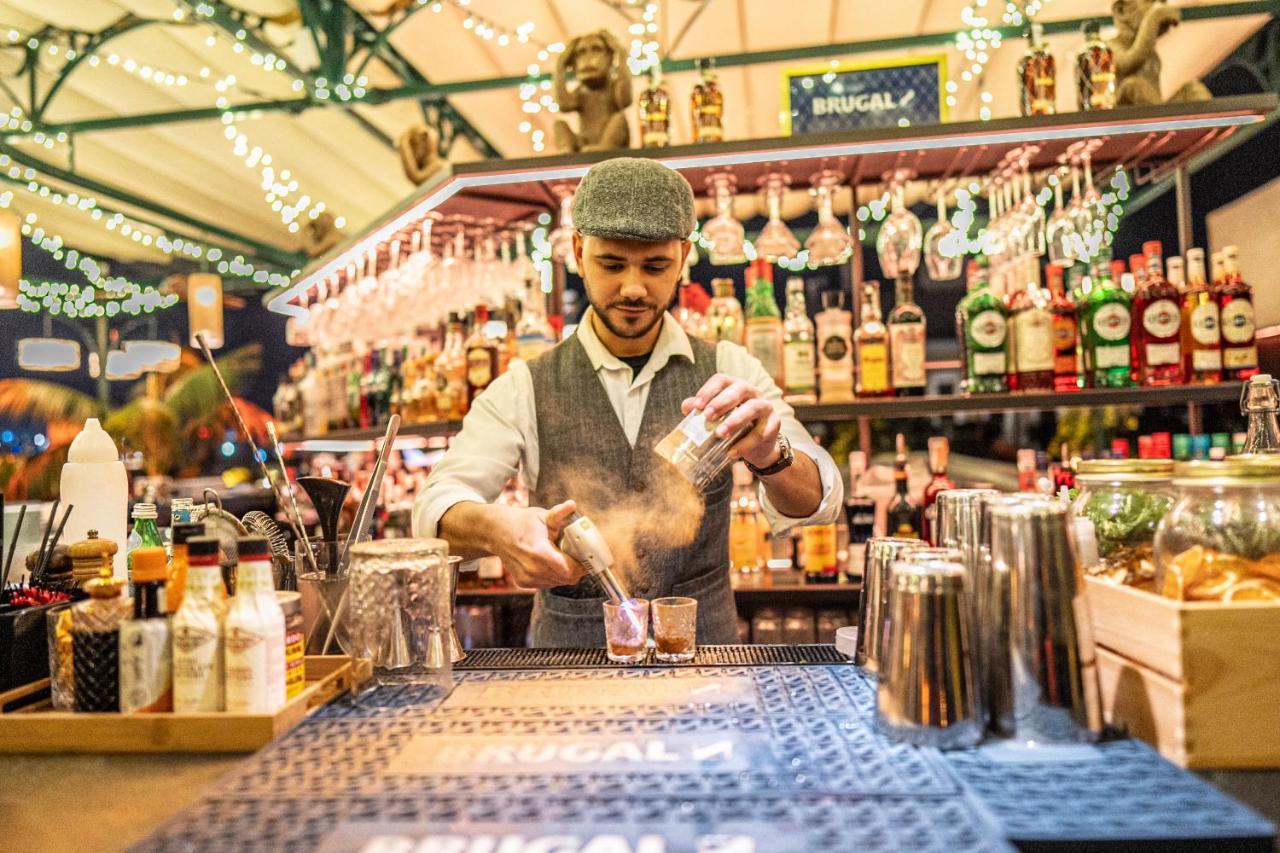 Hotel Lobby Sevilla Dış mekan fotoğraf A bartender at work