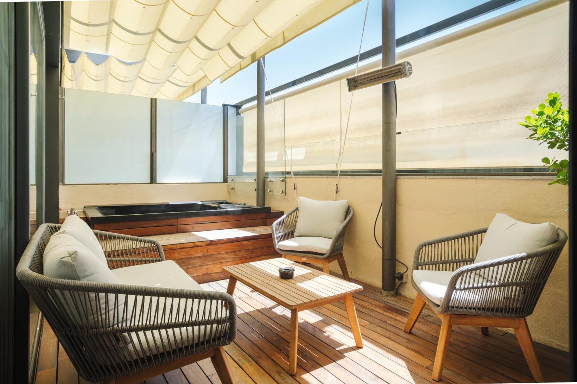 Hotel Lobby Sevilla Dış mekan fotoğraf A balcony with a retractable awning