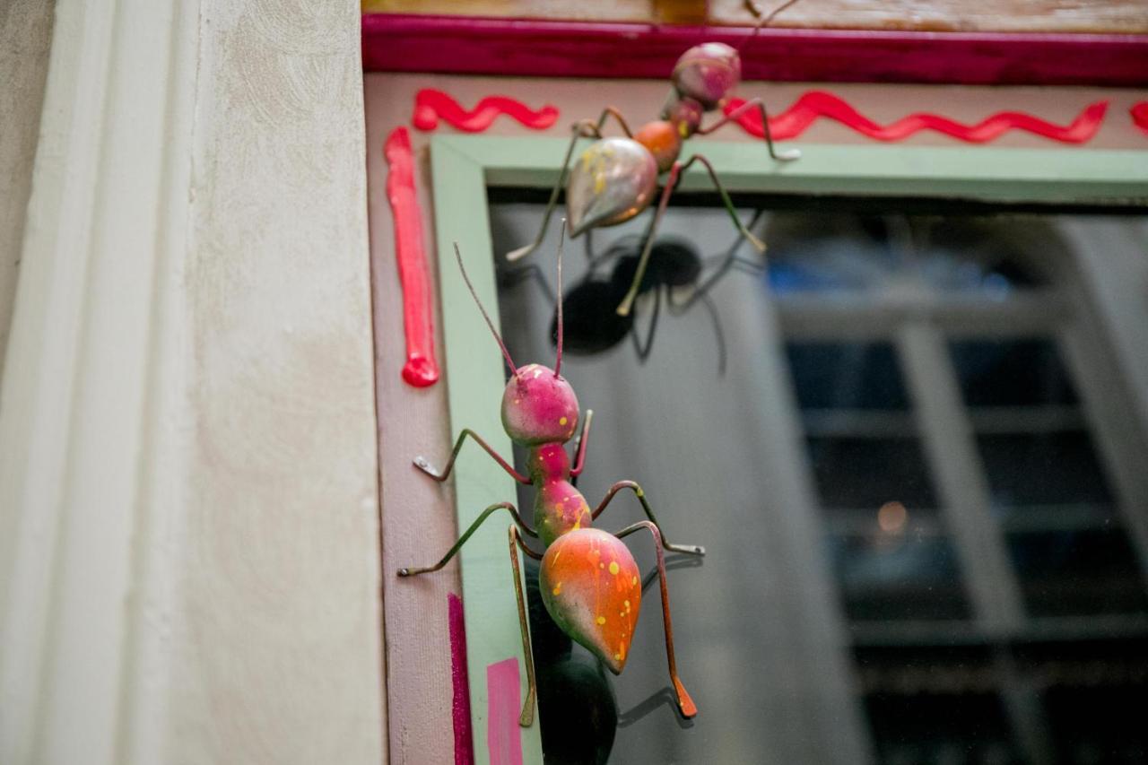 Hotel Lobby Sevilla Dış mekan fotoğraf A toy ant